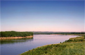 View looking north along the Missouri River, ten miles north of Bismarck. (photo by J. Bluemle)