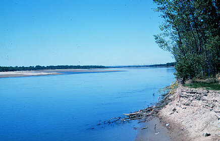 Westward view of the Missouri River, 2 miles west of Washburn, North Dakota (Photo by J. Bluemle). 