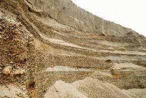 Twenty feet of glaciofluvial sand and gravel is present beneath six feet of till at a pit in Williams County. Lenses of well sorted sand are present between layers of 
								moderate to coarse gravel. 